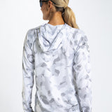 Zoot Sports RUN LONG SLEEVE TEES Women's Ltd Run Sun Stop Hoodie - Snow Camo